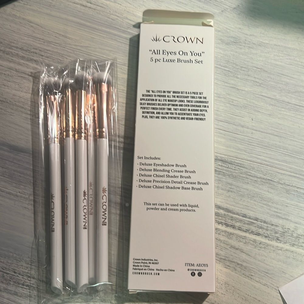 Crown “All eyes on you brush set”